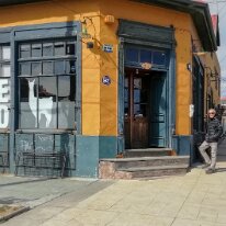 IMG_20190113_173359 13/01/2019 - Beaucoup de vielles bâtisses à Puerto Natales et certains magasins n'ont rien à envier aux